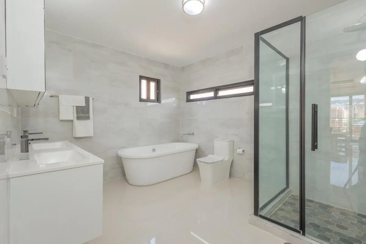 Modern, Spacious, 3Br Hill View Retreat, Central Ocho Rios Holiday home
